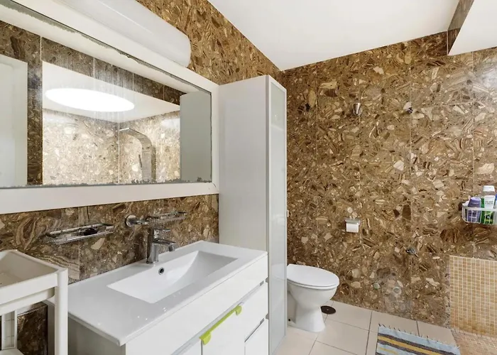 Child-friendly, 3-bedroom With Garden Near The Aqualand 阿德耶